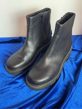Sorel Joan Now Black Leather Zip Ankle Boots